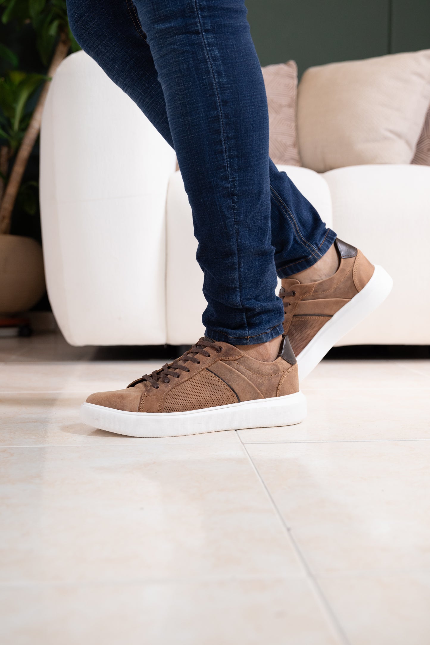 TENIS PARA HOMBRE EN CUERO RUSTICO X BLANCO REF: SIDNEY 3220