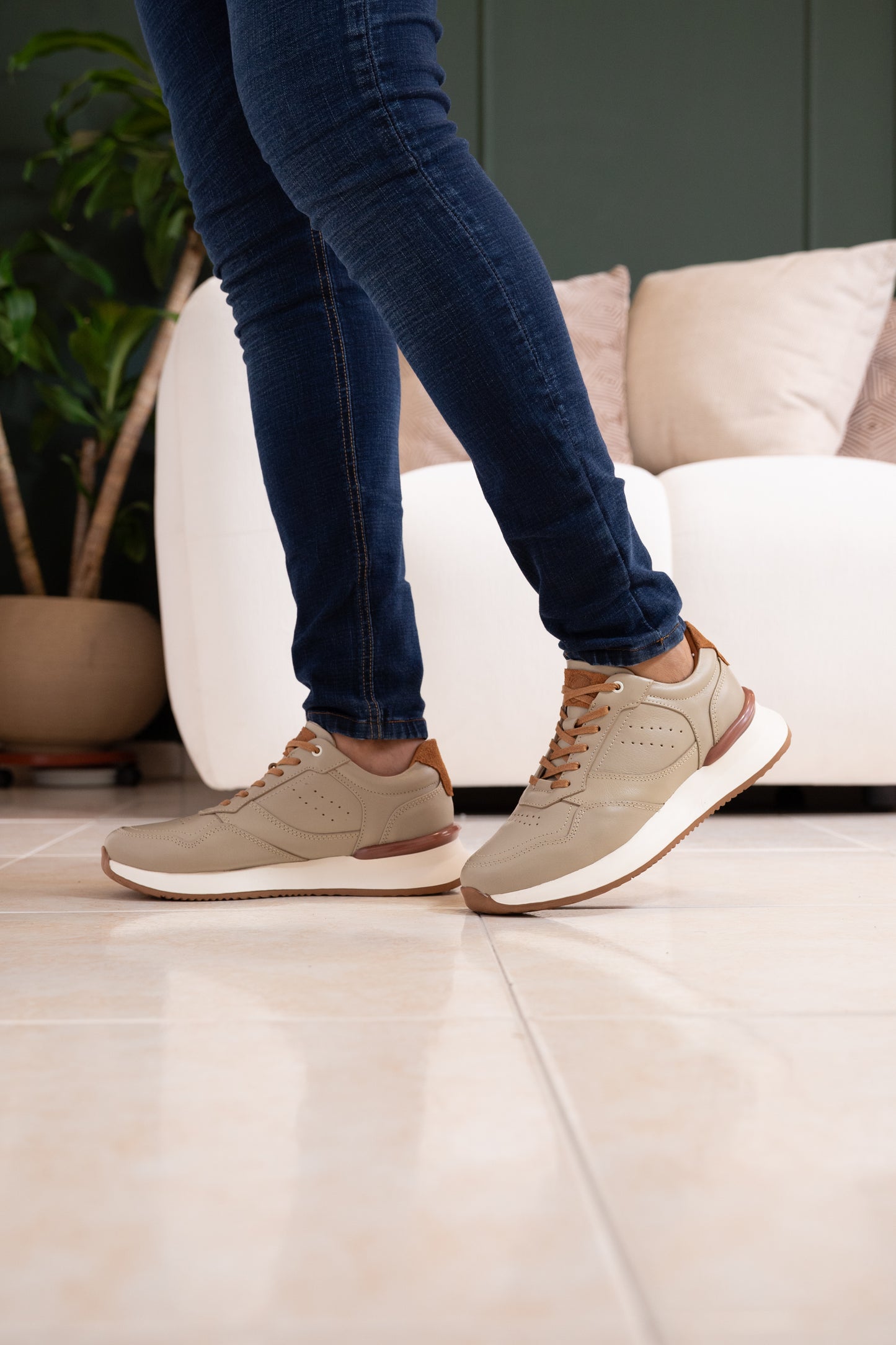 TENIS PARA HOMBRE EN CUERO BEIS X MIEL NEON REF: D 12 IBIZA