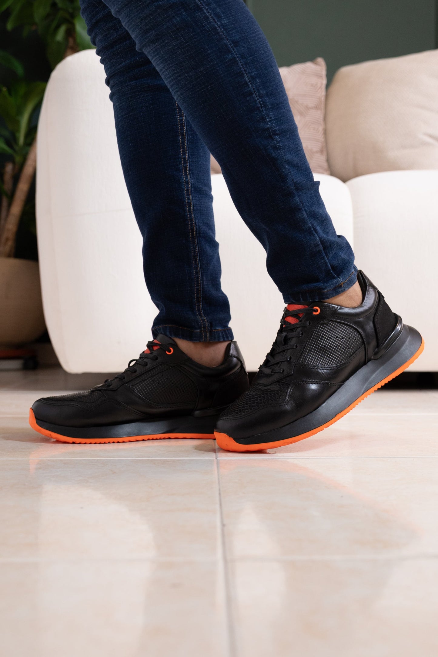 TENIS PARA HOMBRE EN CUERO NEGRO X NARANJA REF: D 12 IBIZA