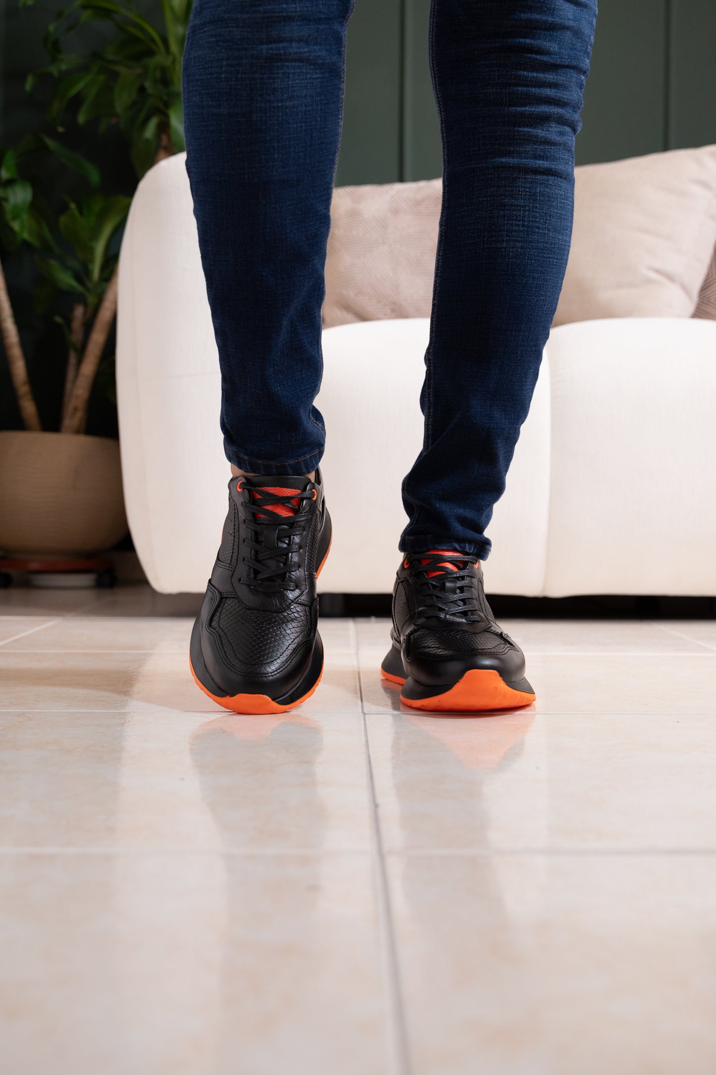 TENIS PARA HOMBRE EN CUERO NEGRO X NARANJA REF: D 12 IBIZA