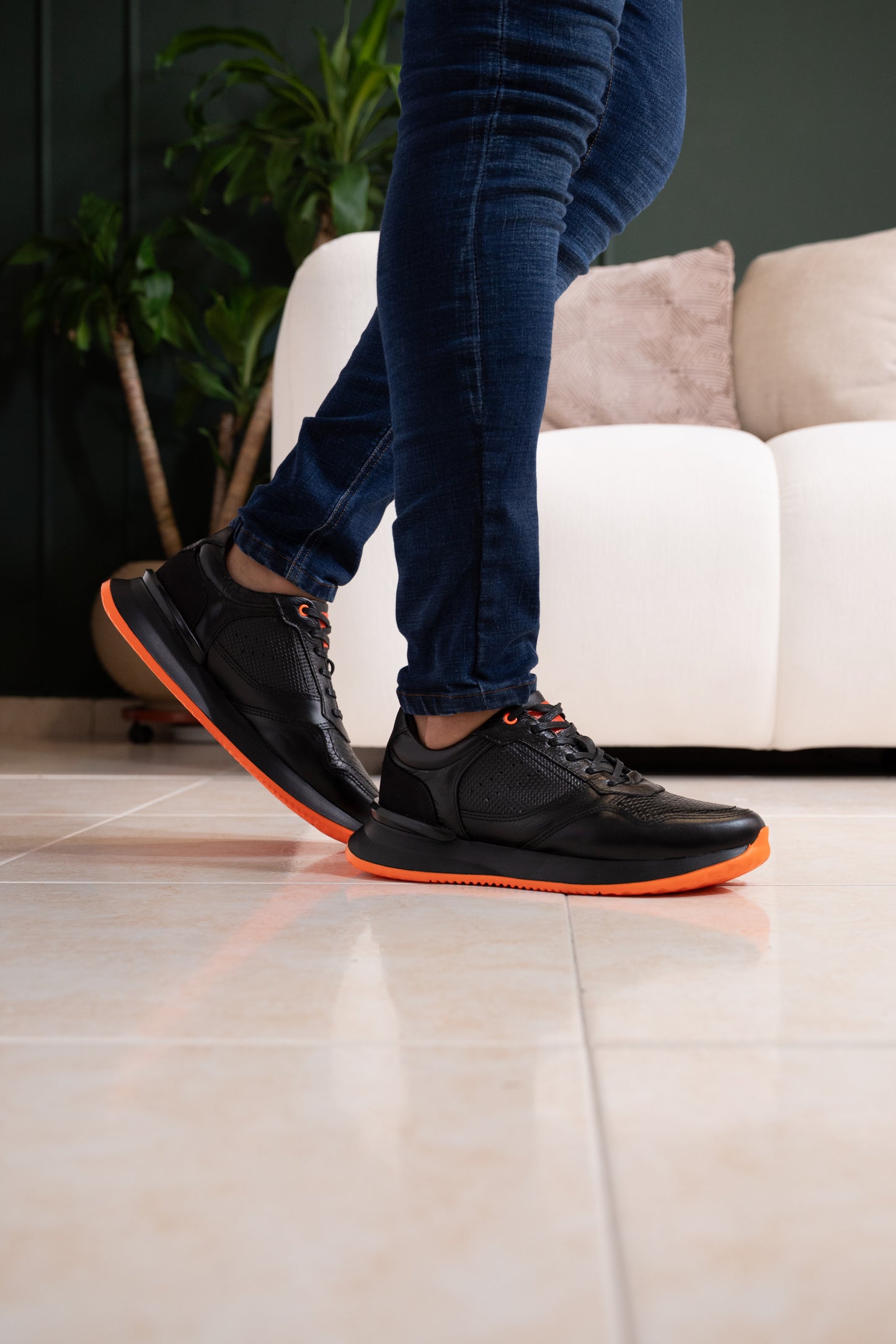 TENIS PARA HOMBRE EN CUERO NEGRO X NARANJA REF: D 12 IBIZA