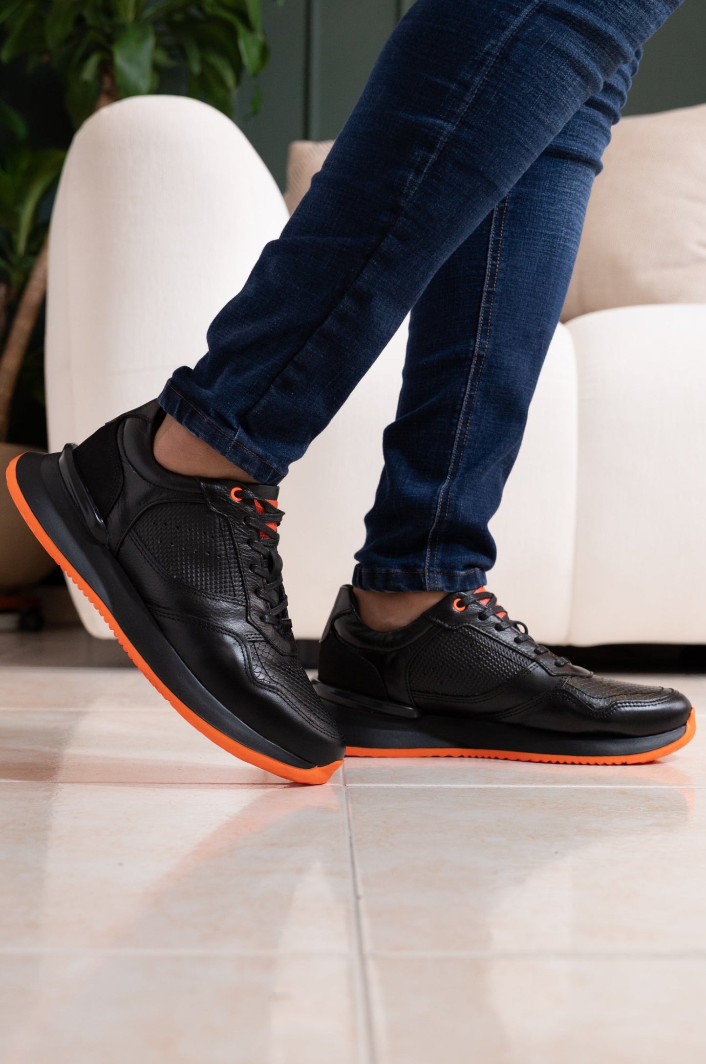 TENIS PARA HOMBRE EN CUERO NEGRO X NARANJA REF: D 12 IBIZA