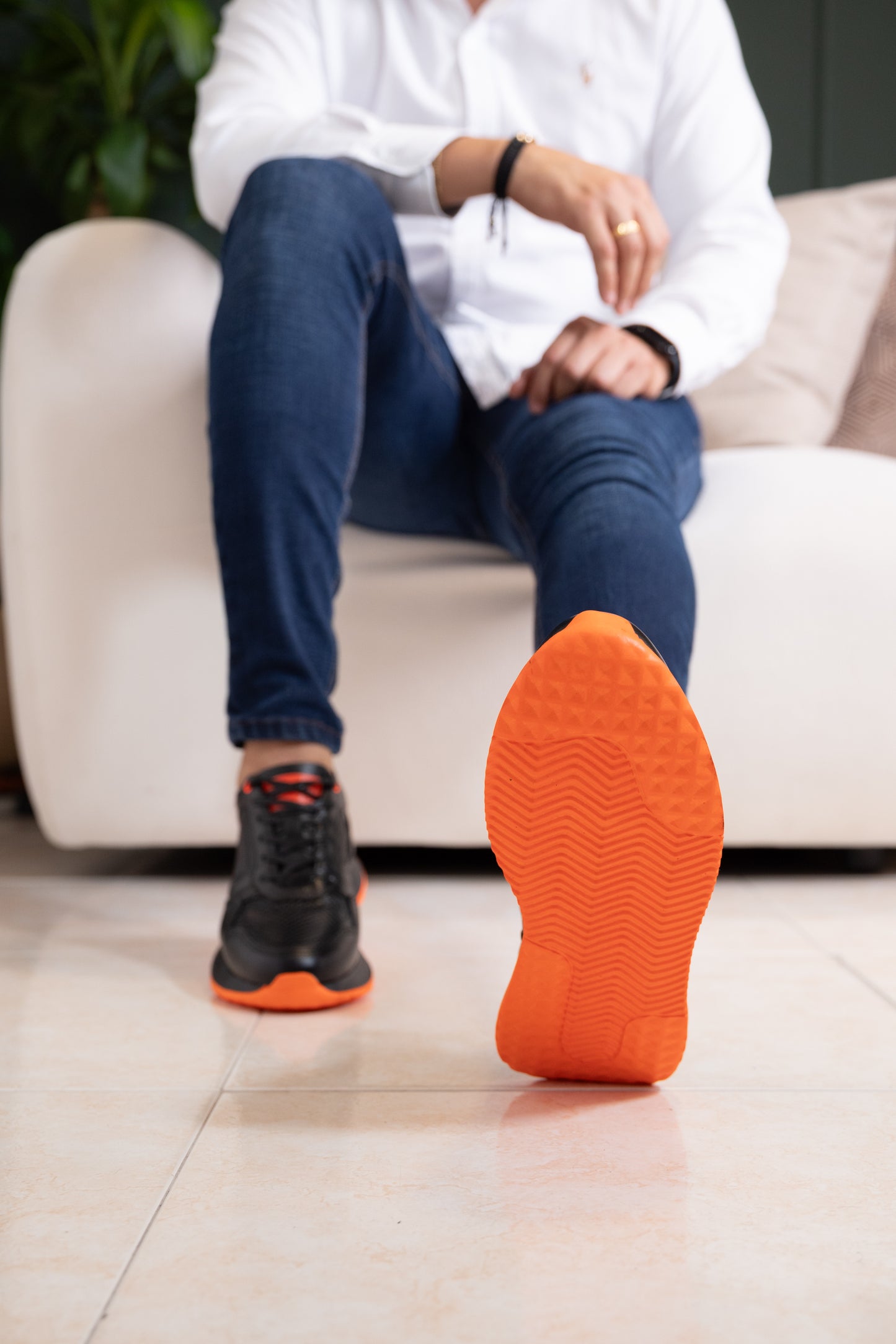 TENIS PARA HOMBRE EN CUERO NEGRO X NARANJA REF: D 12 IBIZA