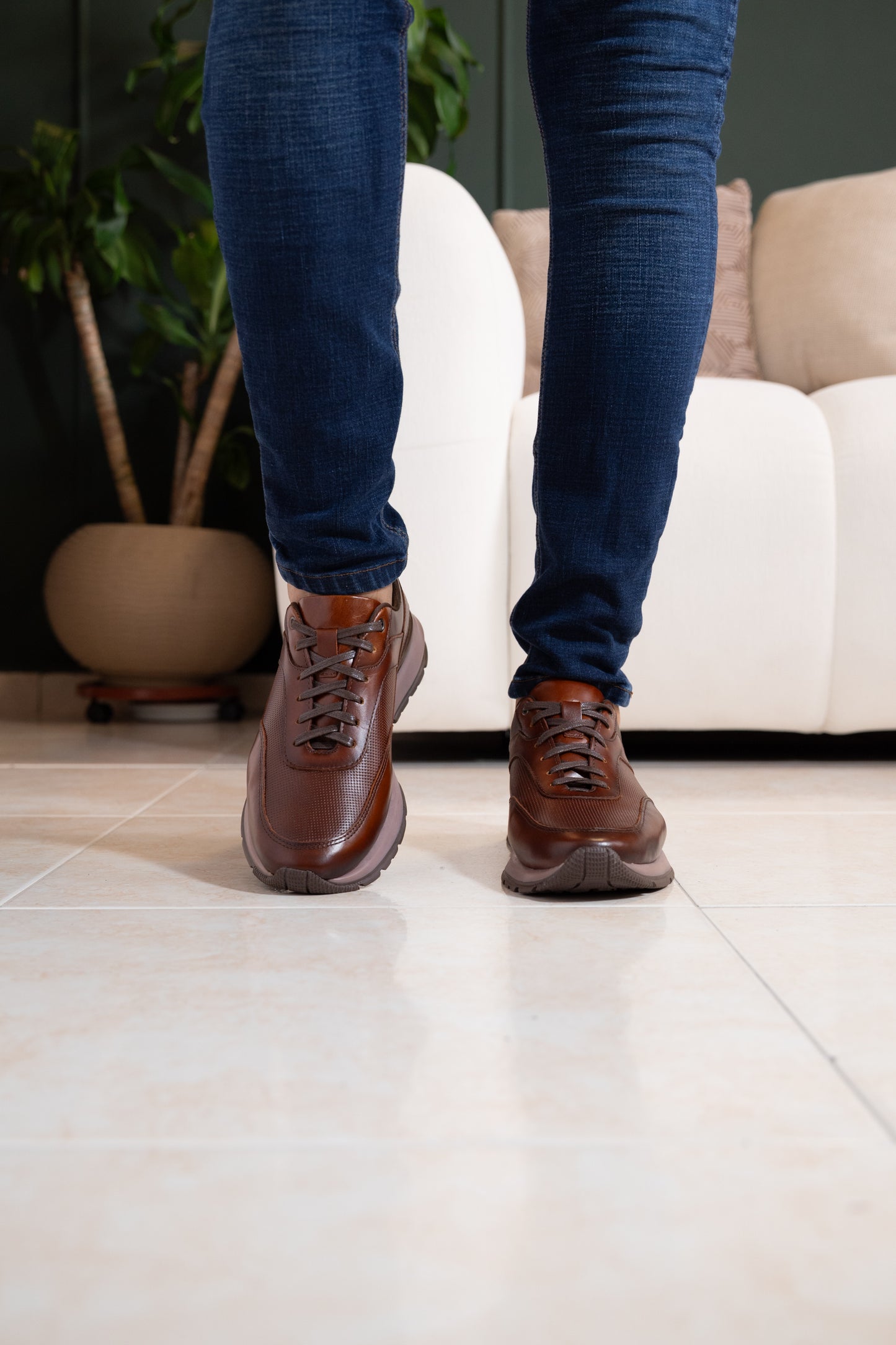 TENIS PARA HOMBRE EN CUERO COÑAC SUELA TR / REF: GUAHITO