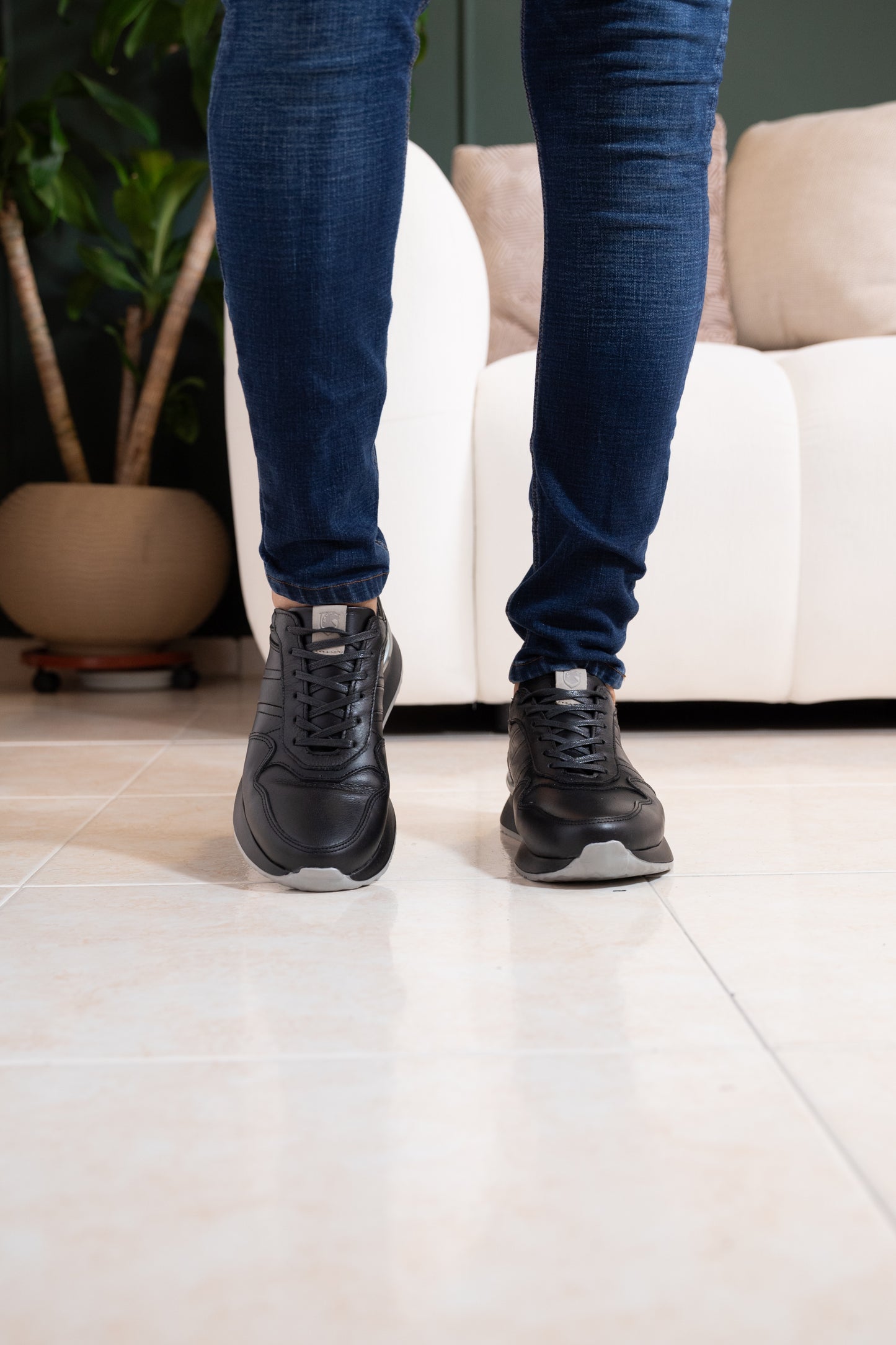 TENIS PARA HOMBRE EN CUERO NEGRO SUELA EVA / REF: ASTI