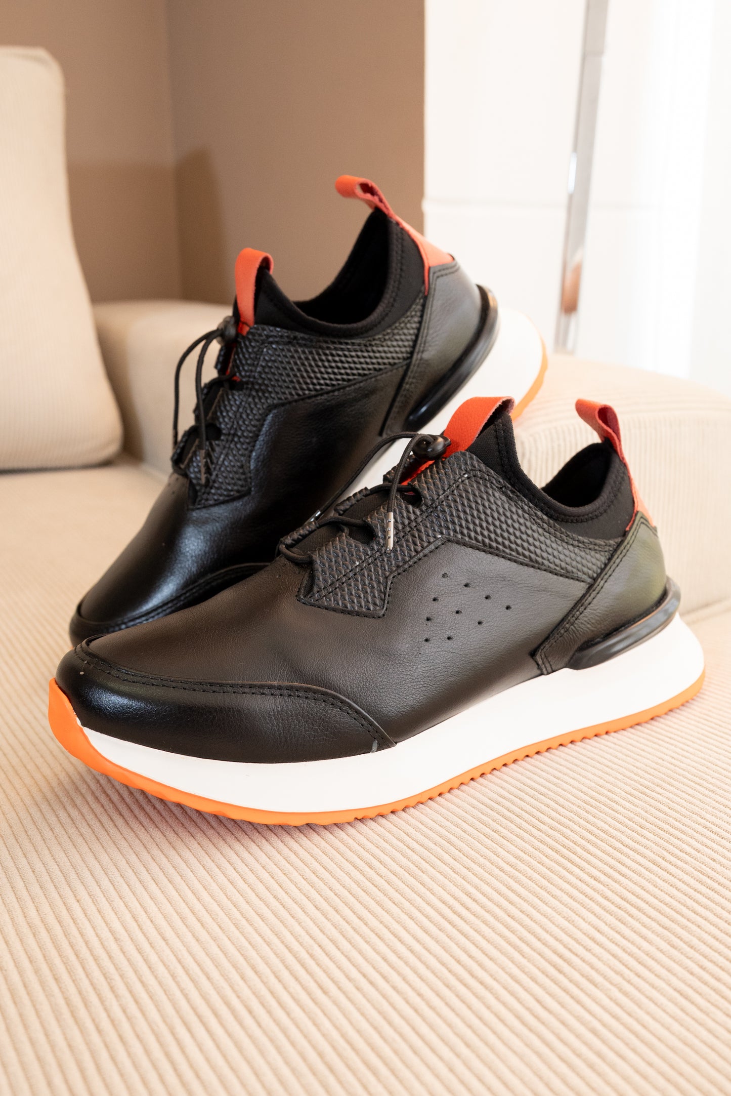 TENIS PARA HOMBRE EN CUERO NEGRO X SUELA BLANCA NARANJA / REF: VIGO 401