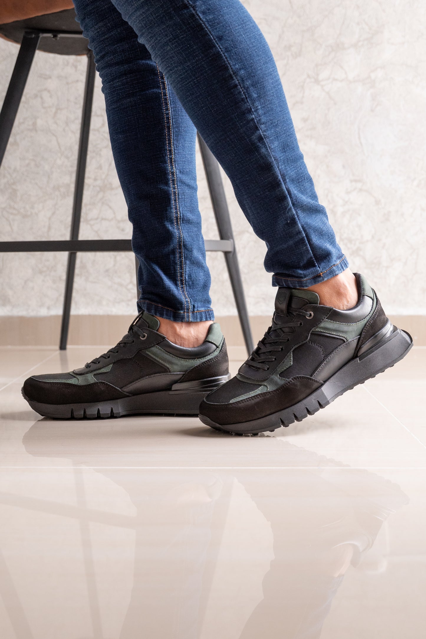 TENIS PARA HOMBRE EN CUERO NEGRO X VERDE | REF: ROMA 2123