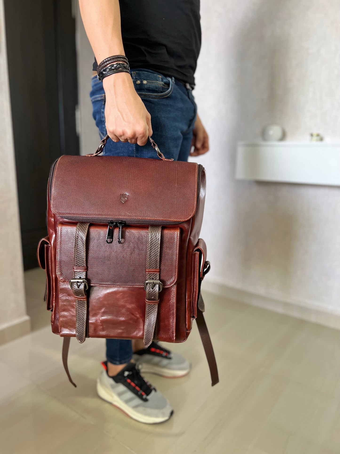 MORRAL ADRIAN MULTIFUNCIONAL EN CUERO COÑAC PARA HOMBRE | FREE ZONE