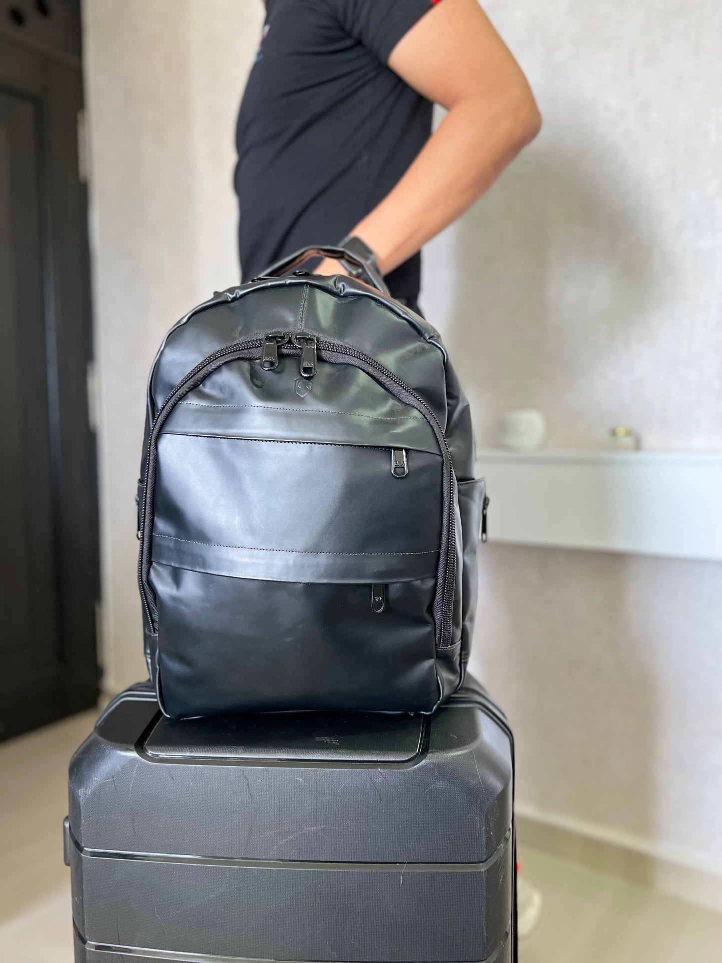 MORRAL MIGUEL MULTIFUNCIONAL EN CUERO NEGRO PARA HOMBRE | FREE ZONE