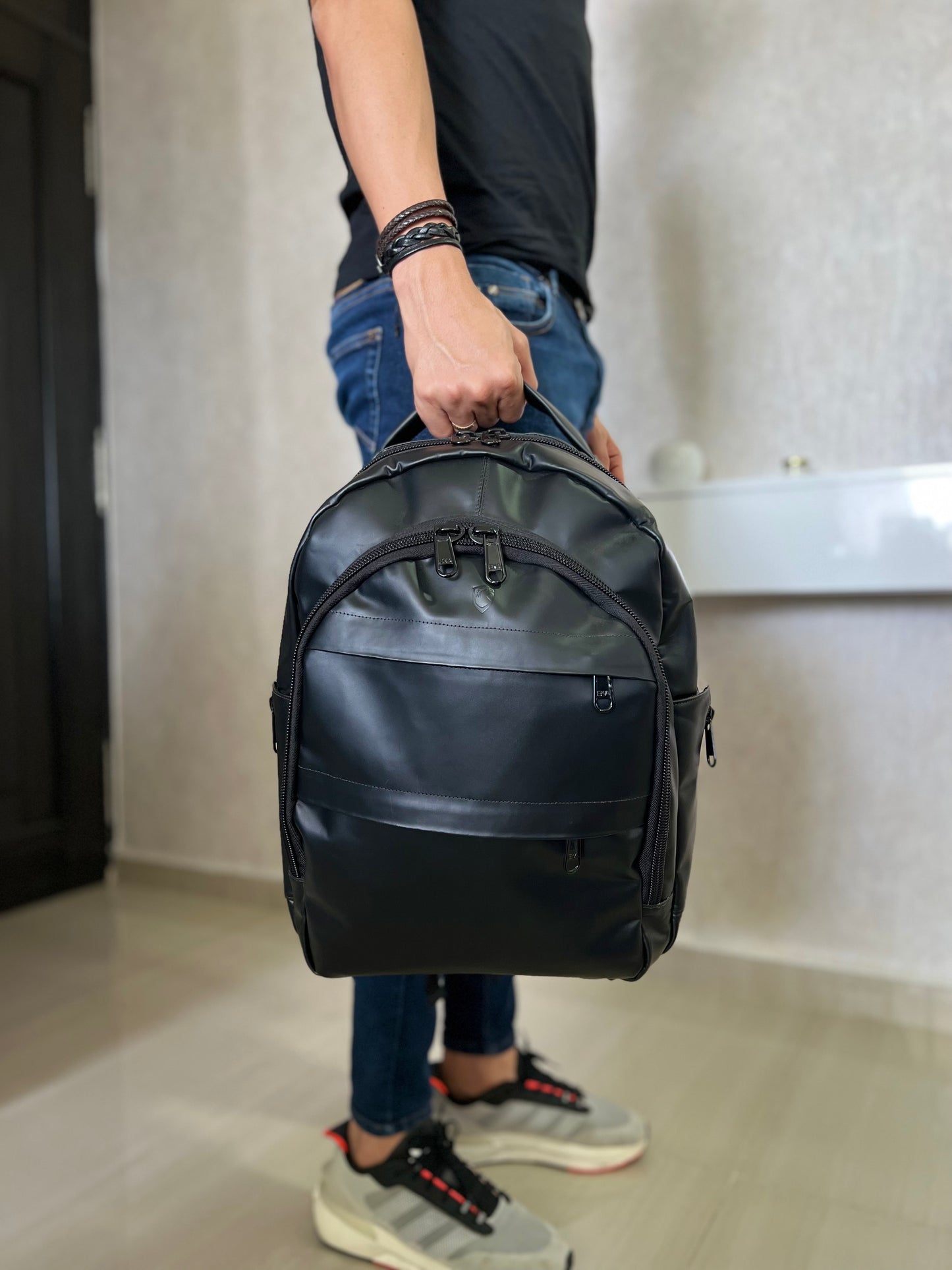 MORRAL MIGUEL MULTIFUNCIONAL EN CUERO NEGRO PARA HOMBRE | FREE ZONE