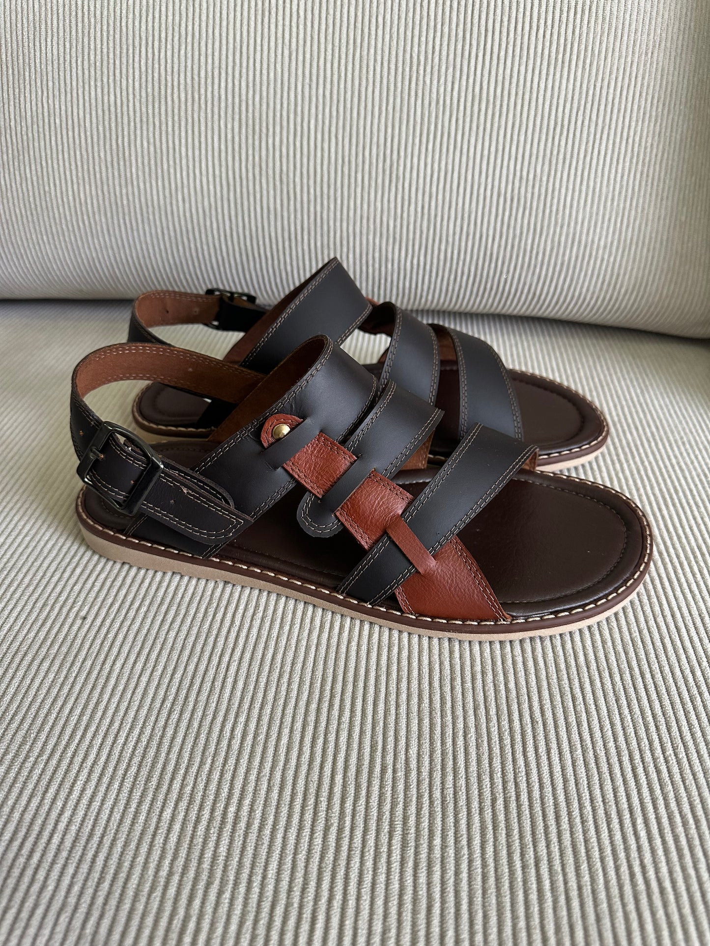 SANDALIA PARA HOMBRE EN CUERO MARRON X MIEL | REF: JOSE 022