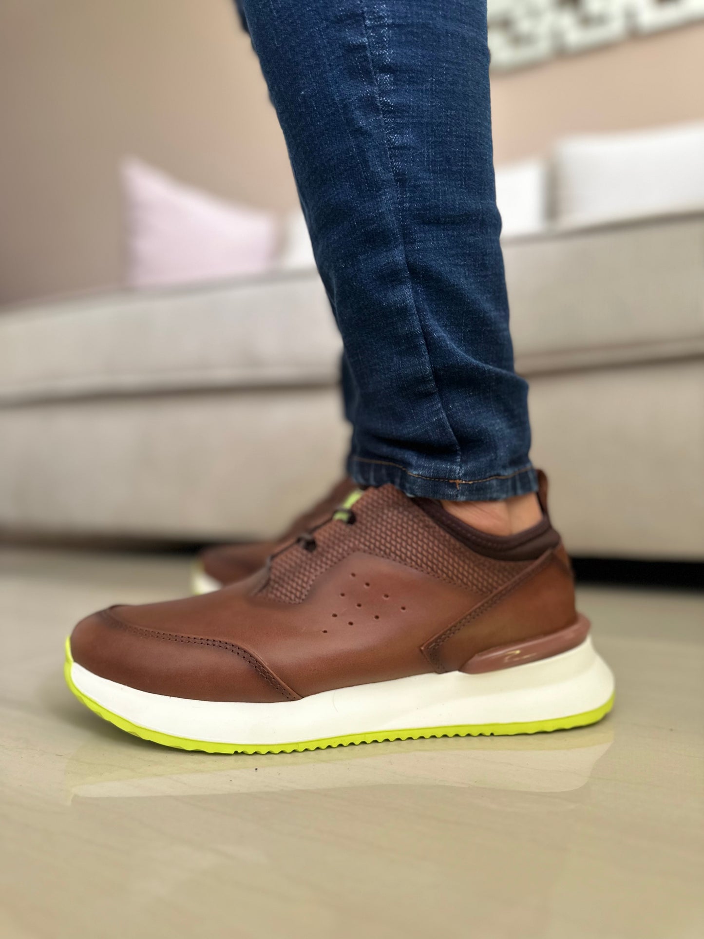 TENIS PARA HOMBRE EN CUERO MIEL X VERDE  / REF: VIGO 401