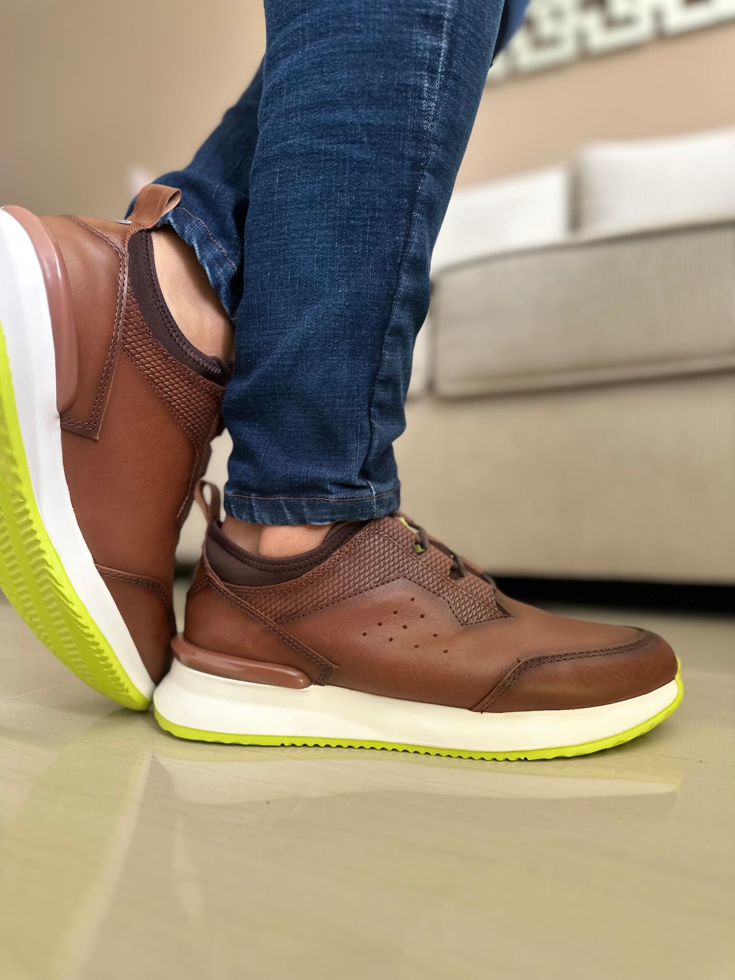 TENIS PARA HOMBRE EN CUERO MIEL X VERDE  / REF: VIGO 401
