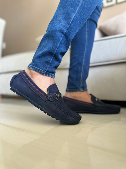 MOCASIN PARA HOMBRE EN CUERO NOBUCK AZUL X COSTURA ROJA | REF PRAGA 1006