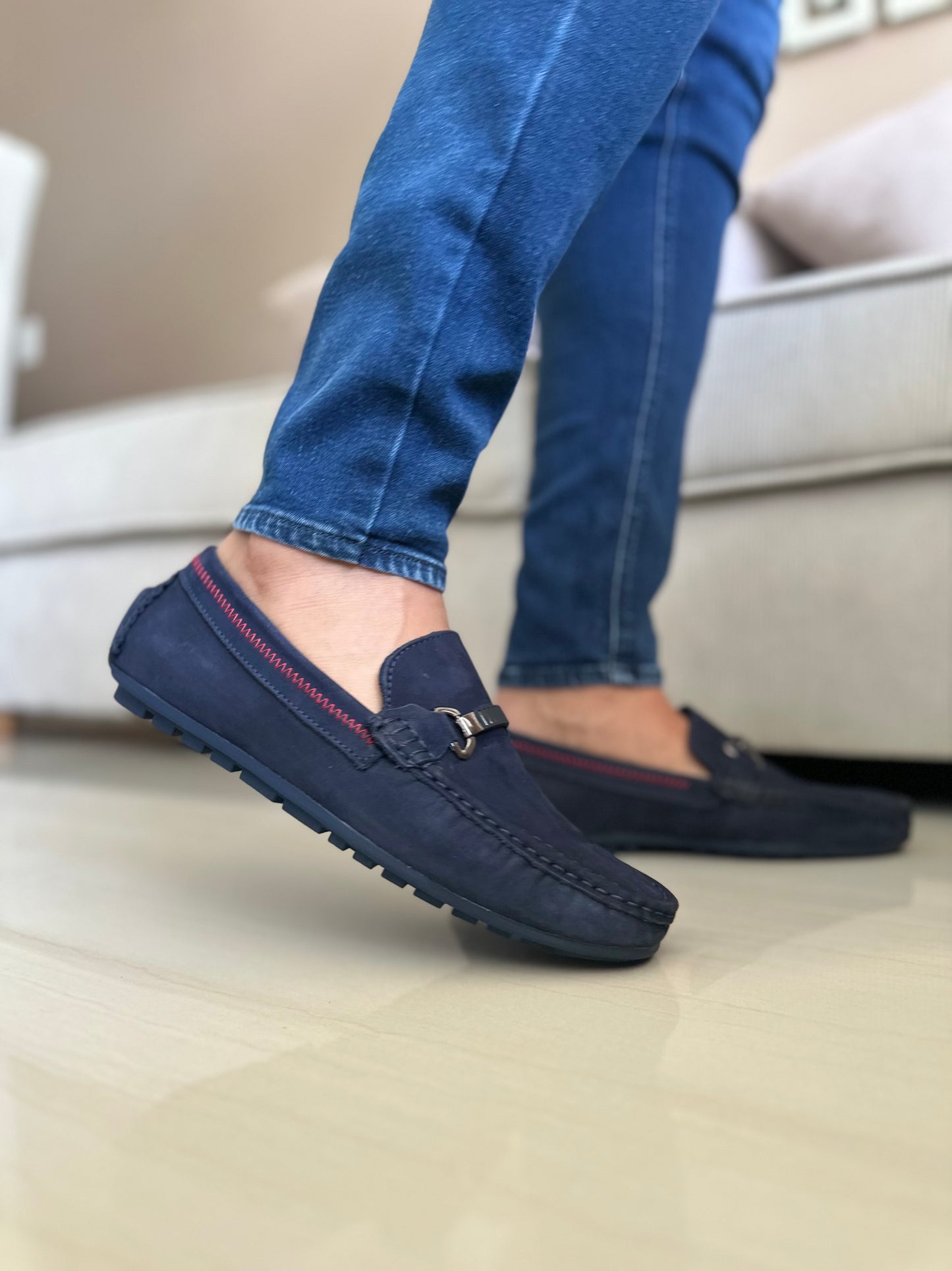 MOCASIN PARA HOMBRE EN CUERO NOBUCK AZUL X COSTURA ROJA | REF PRAGA 1006