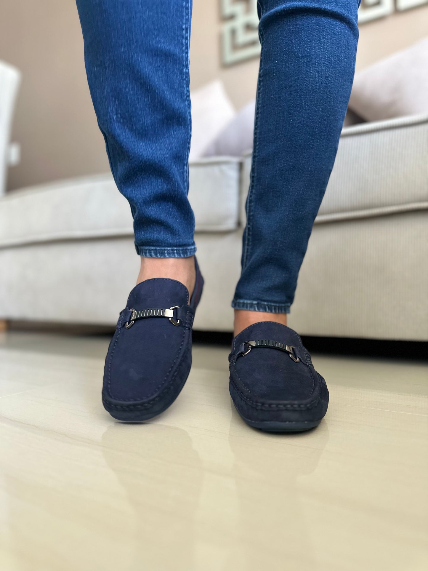 MOCASIN PARA HOMBRE EN CUERO NOBUCK AZUL X COSTURA ROJA | REF PRAGA 1006