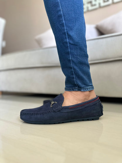 MOCASIN PARA HOMBRE EN CUERO NOBUCK AZUL X COSTURA ROJA | REF PRAGA 1006