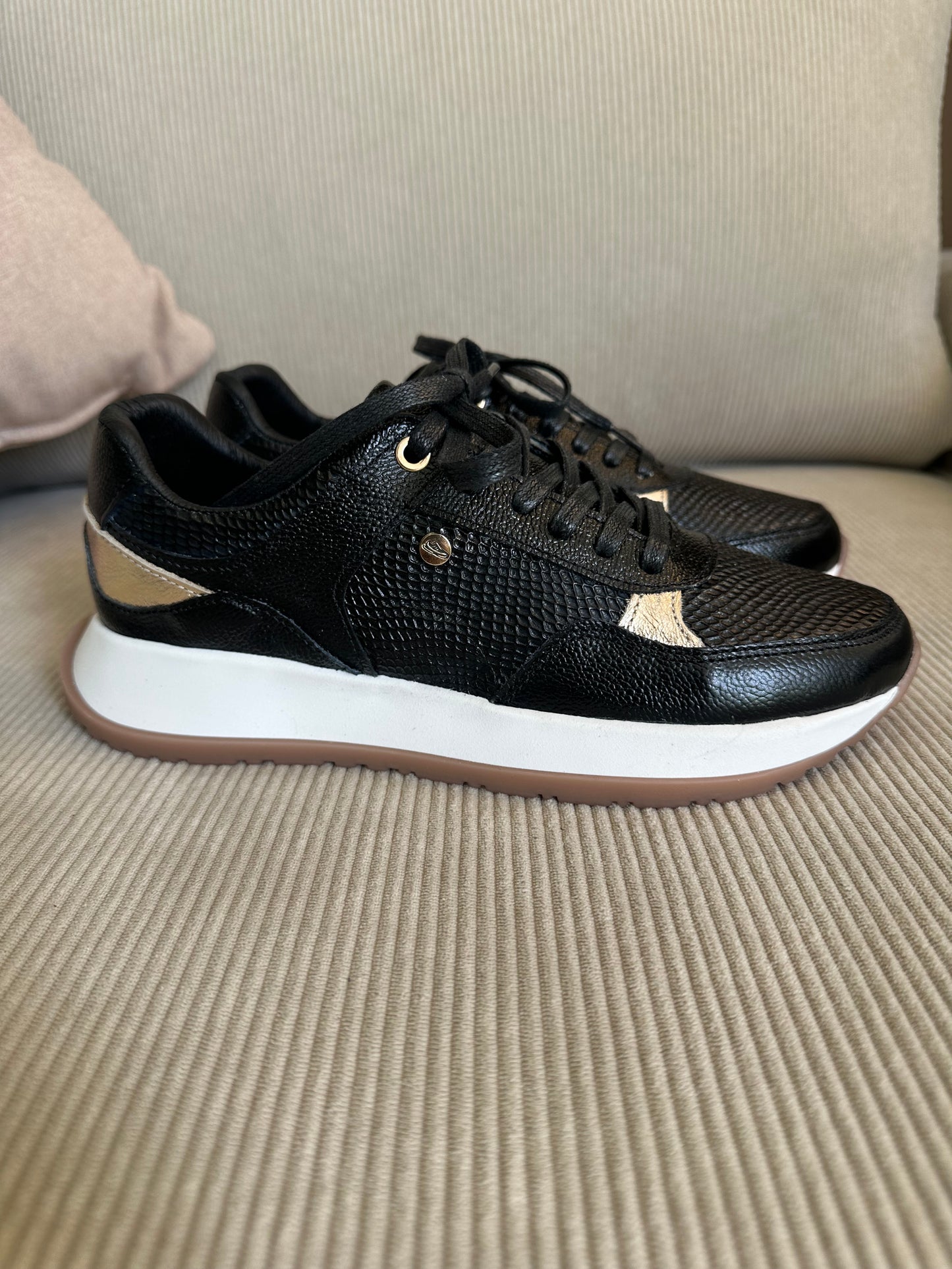 TENIS PARA DAMA EN CUERO NEGRO X BEIGE | REF ROSE