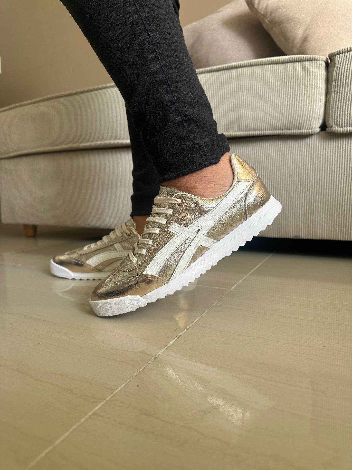 TENIS PARA DAMA EN CUERO DORADO | REF AURA