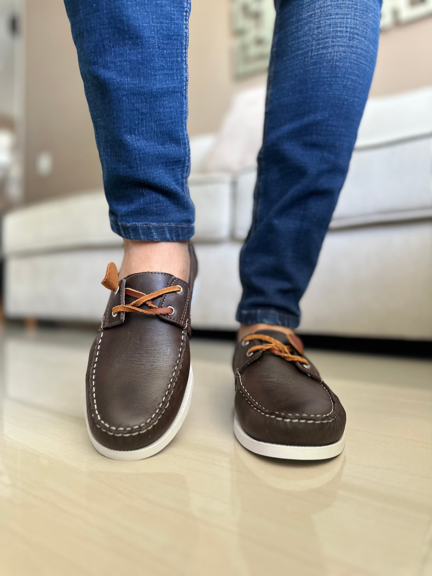 MOCASINES EN CUERO LISO HOJA SECA X BLANCO HOMBRE REF: ANDREW 732