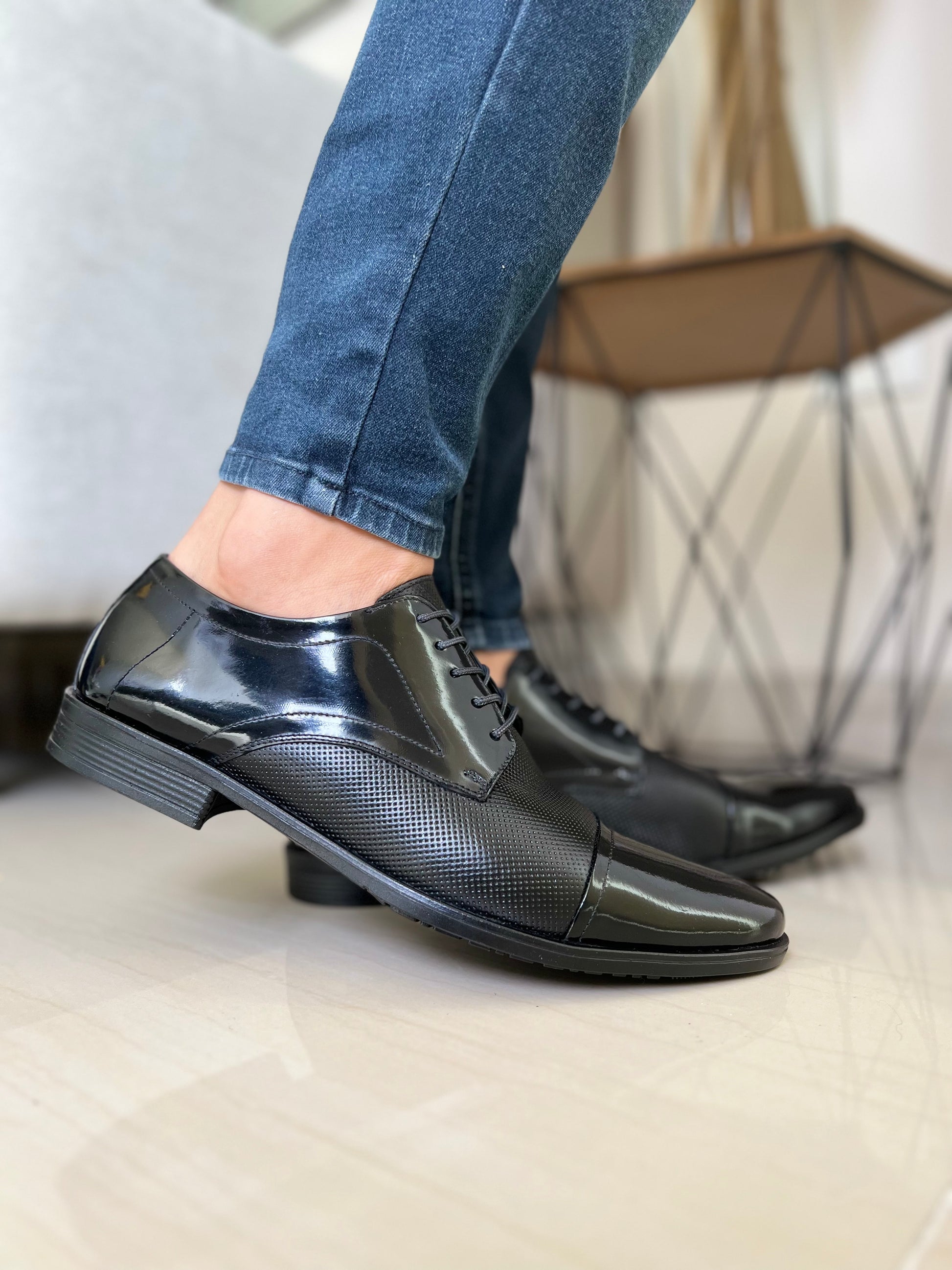 Zapatos elegantes negros en cuero para hombre