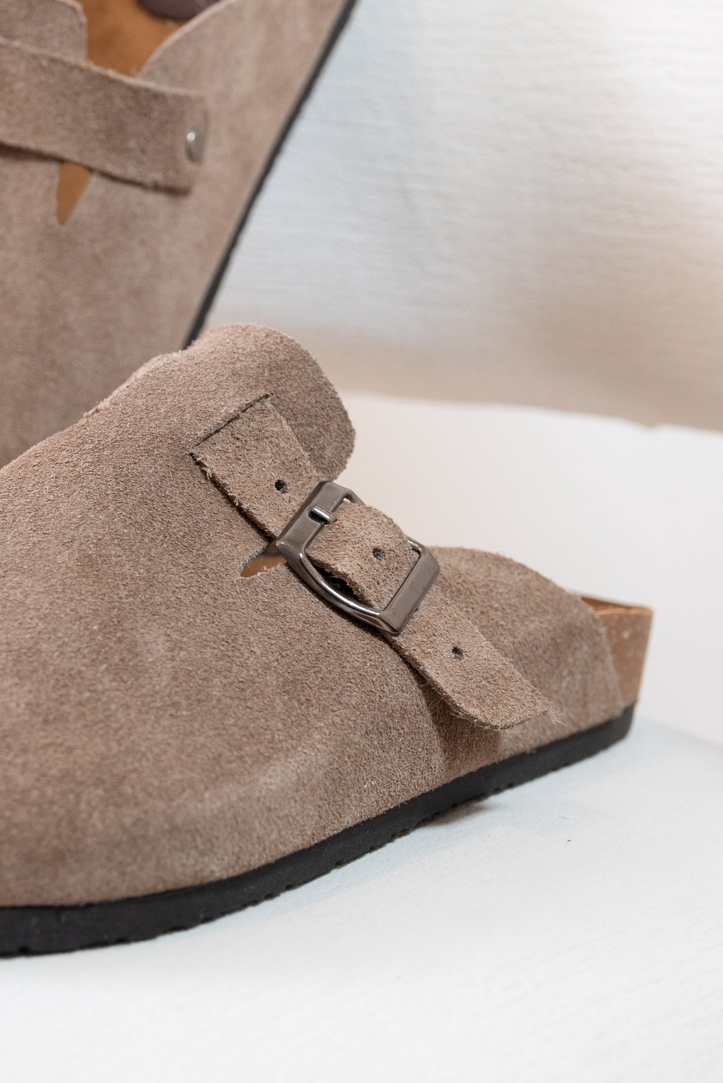 ZUECO PARA HOMBRE EN CUERO CARNAZA ARENA | REF: RAVELLO 77