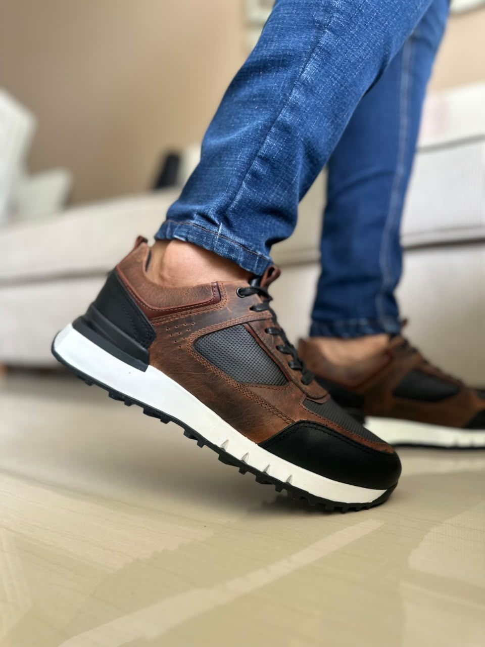TENIS PARA HOMBRE EN CUERO HOJA SECA X NEGRO | REF MADEIRA
