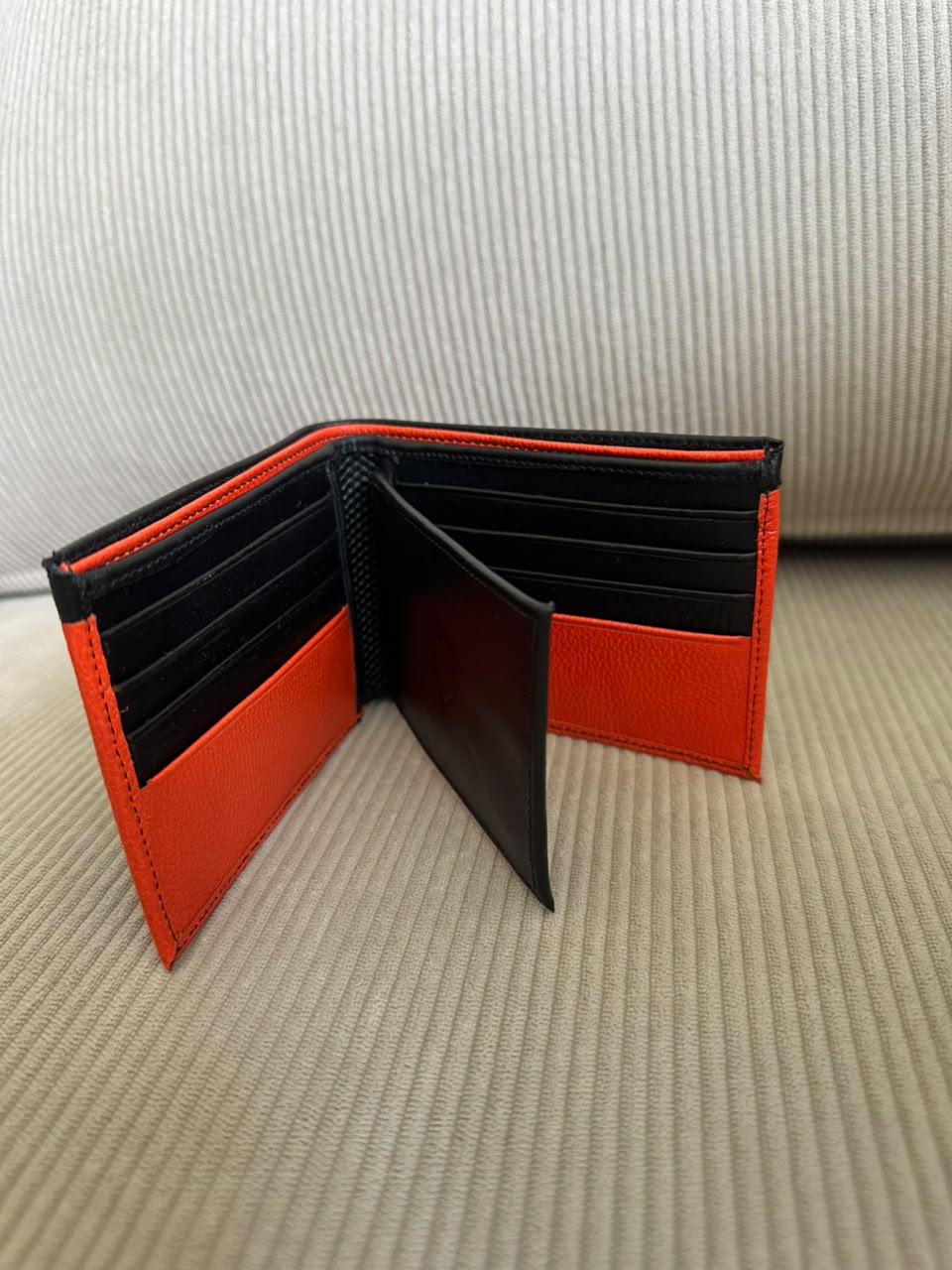 BILLETERA EN CUERO NEGRO X NARANJA PARA HOMBRE