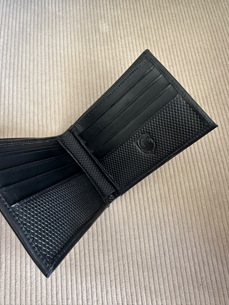 BILLETERA EN CUERO NEGRO PARA HOMBRE
