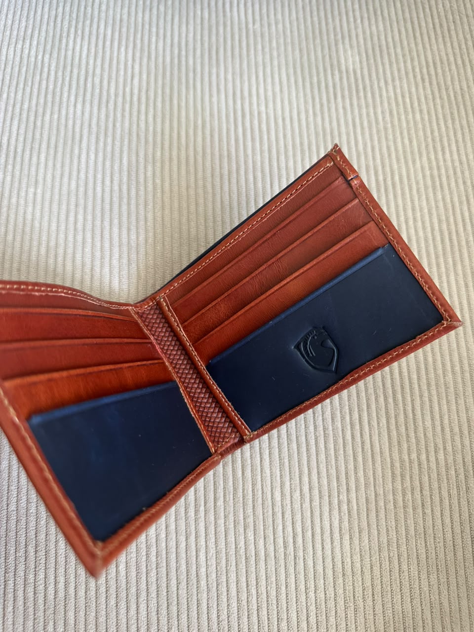 BILLETERA EN CUERO MIEL X AZUL X LOGO PARA HOMBRE