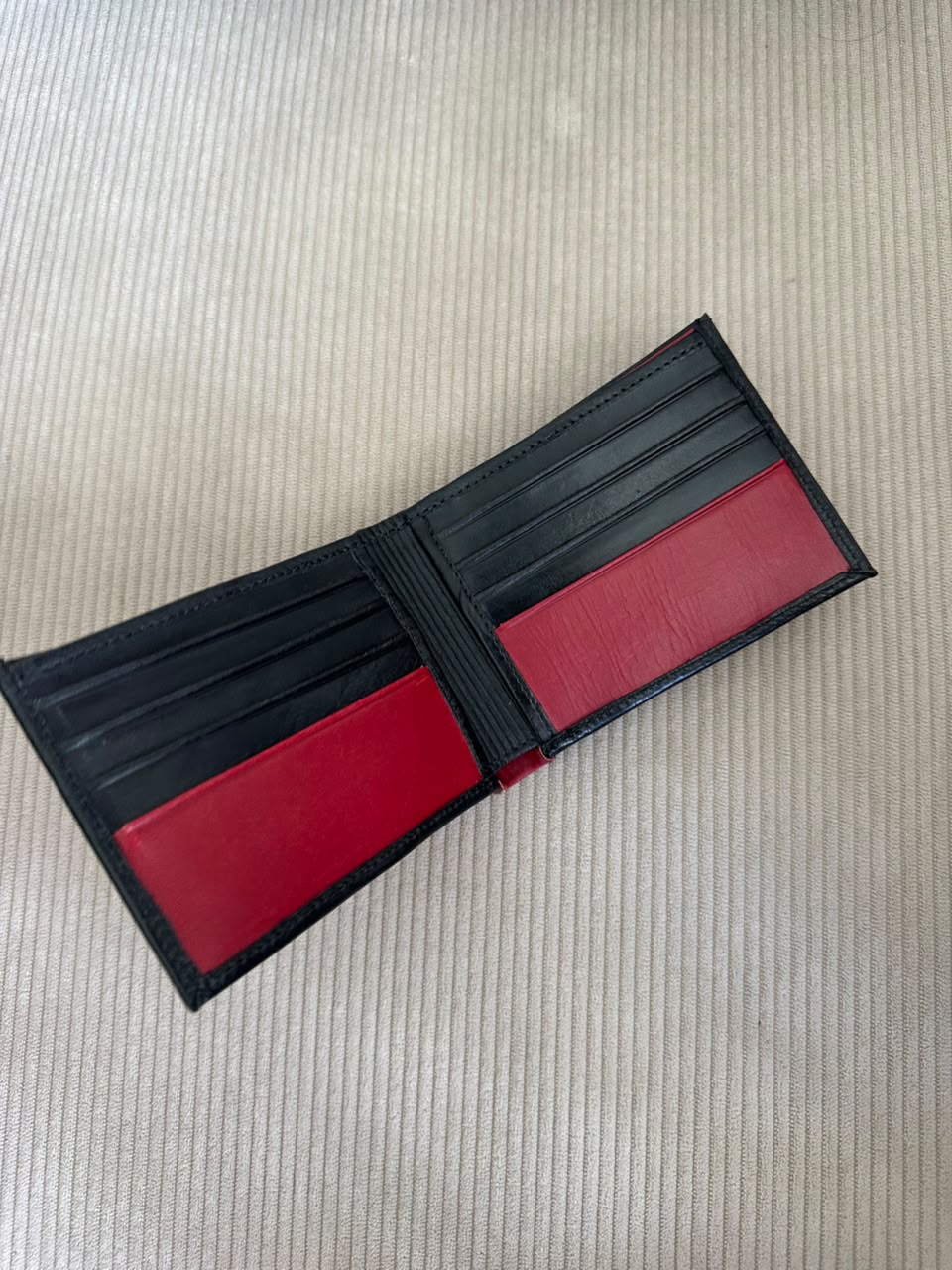 BILLETERA EN CUERO NEGRO X ROJO PARA HOMBRE