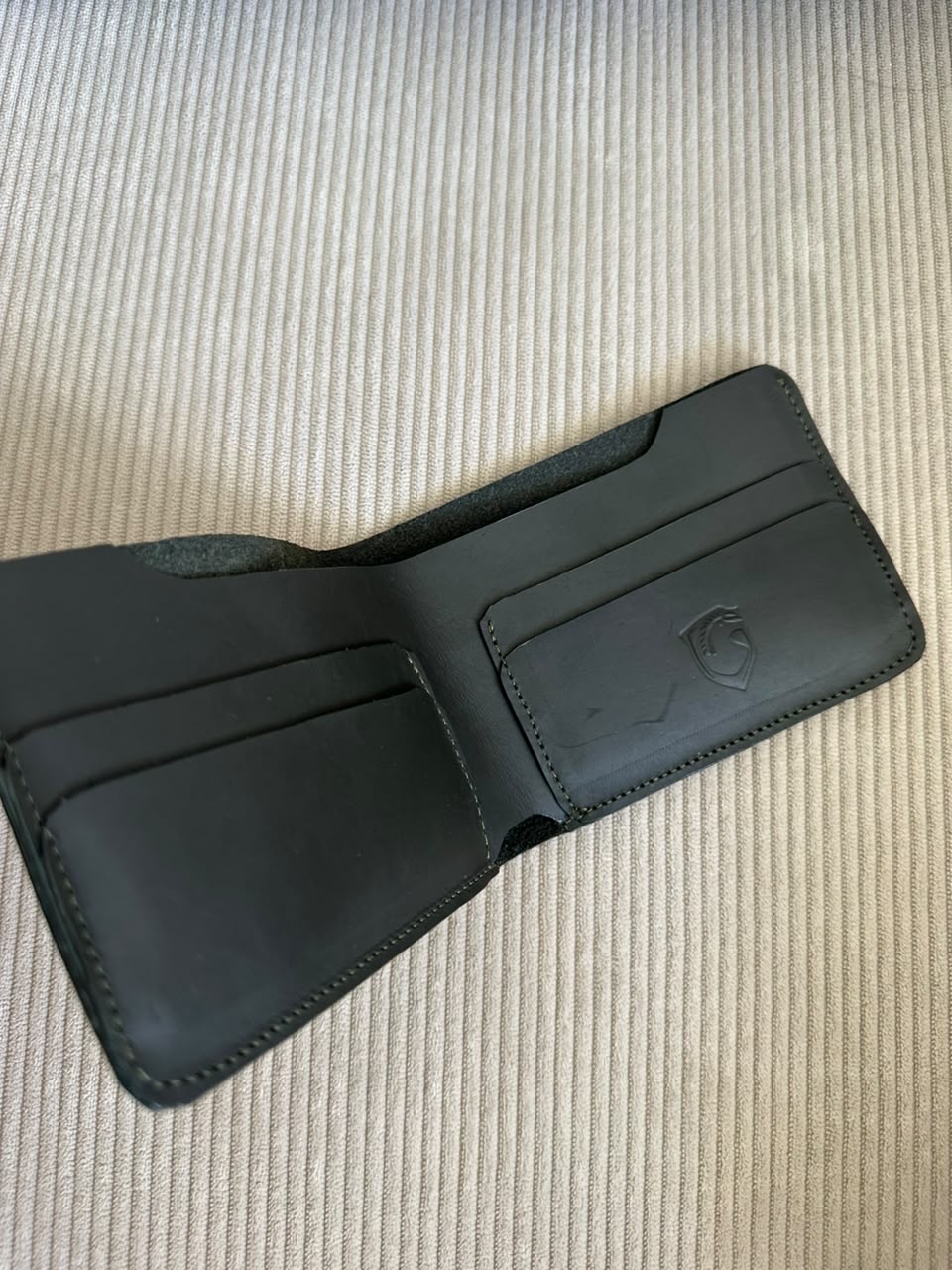 BILLETERA EN CUERO NEGRO PARA HOMBRE