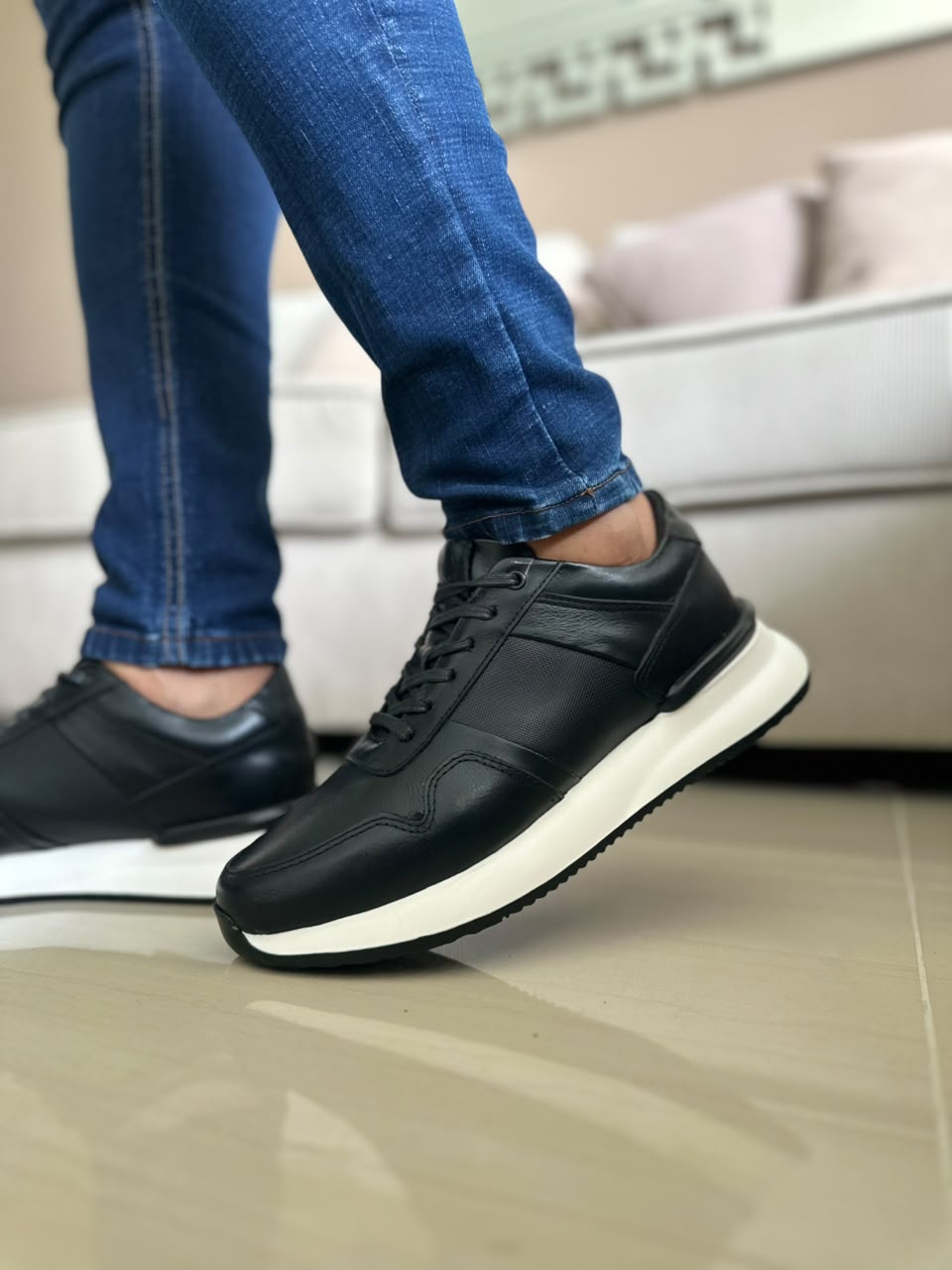SNEAKERS EN CUERO NEGRO X BLANCO PARA HOMBRE| REF CRACOVIA