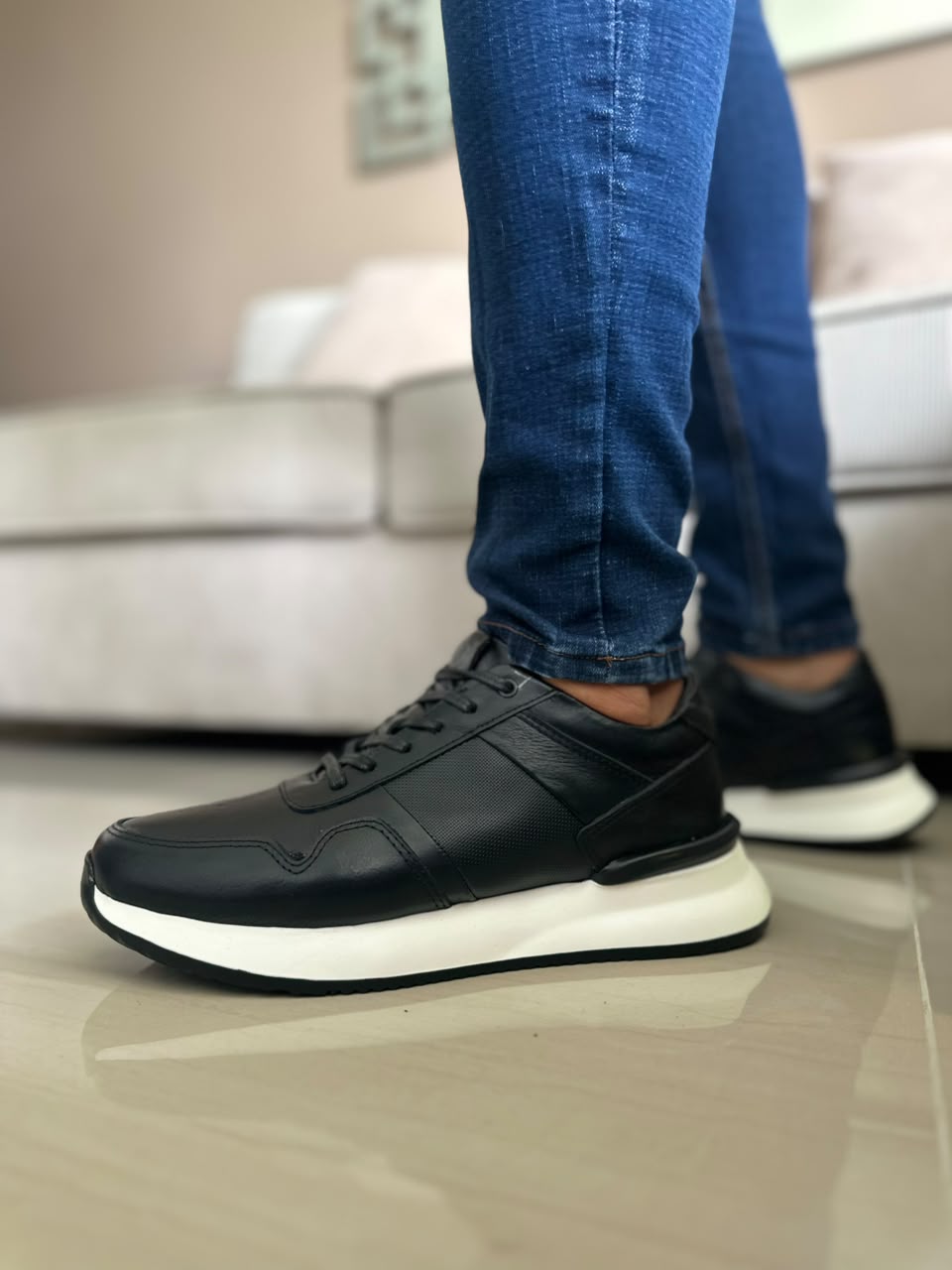SNEAKERS EN CUERO NEGRO X BLANCO PARA HOMBRE| REF CRACOVIA