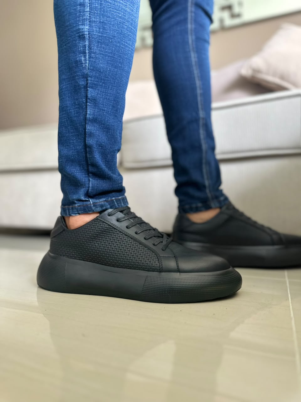 SNEAKER PLANO EN CUERO NEGRO | REF DAMASCO