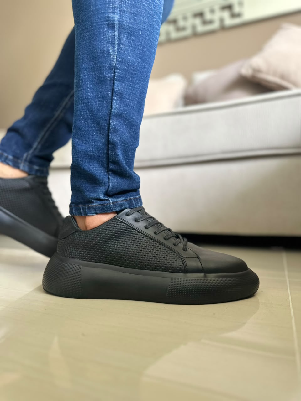 SNEAKER PLANO EN CUERO NEGRO | REF DAMASCO