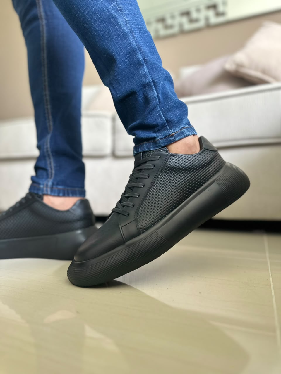 SNEAKER PLANO EN CUERO NEGRO | REF DAMASCO
