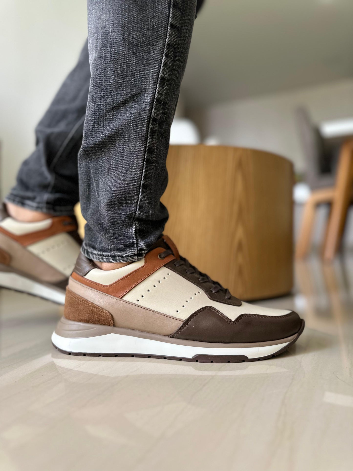 TENIS SIMON EN CUERO BEIGE X CAFE PARA HOMBRE / CLCK